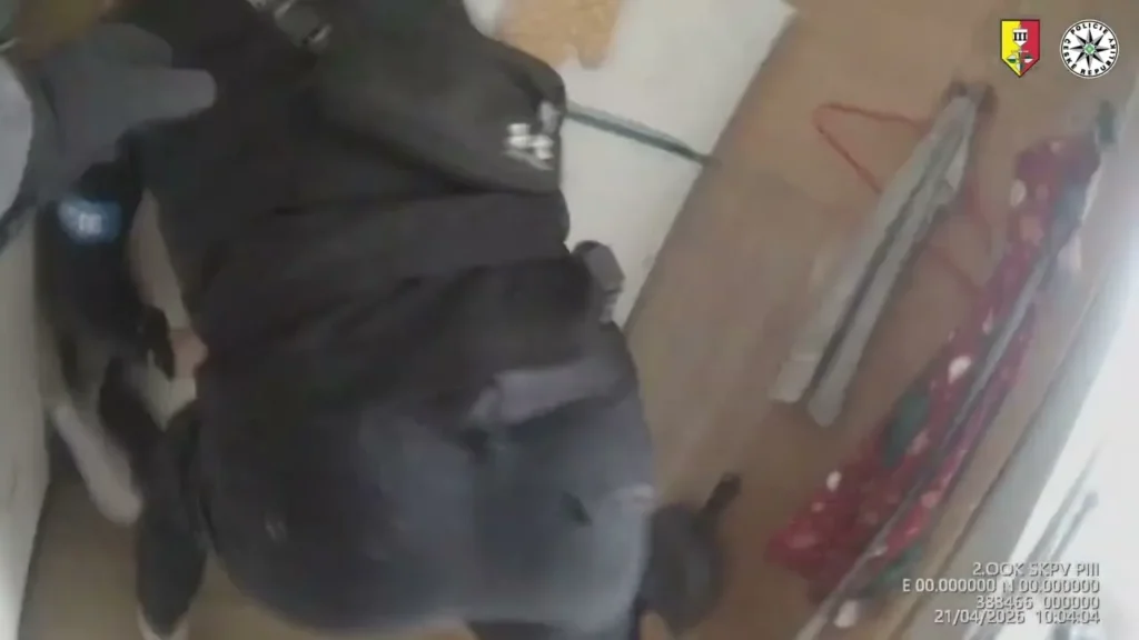 Hledaný muž se schovával v kuchyňské lince. Vypátrali ho pražští kriminalisté z Palmovky