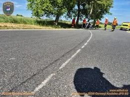 Nehoda auta s přívěsem u Hořiček: Hasiči zabezpečili místo nehody, jeden člověk byl zraněn