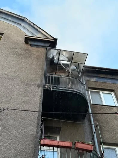 Požár bytového domu v Ostravě-Vítkovicích: Hasiči evakuovali devět lidí, na hašení nasadili systém COBRA