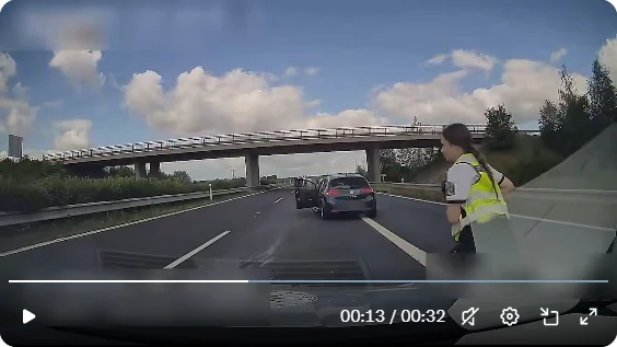 Policisté u auta po nehodě na D7 u Postoloprt