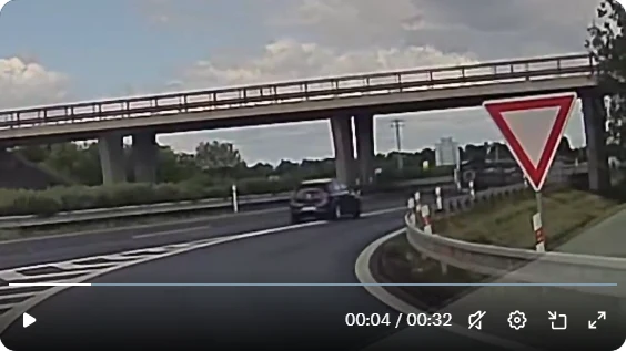 Nehoda přímo před hlídkou dálniční policie na D7 u Postoloprt. Video zachytilo celý průběh