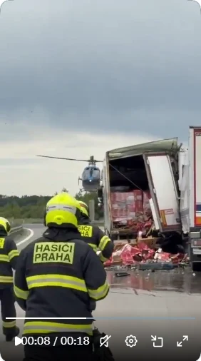 Vážná nehoda tří kamionů na Pražském okruhu: jeden řidič zaklíněný, vrtulník na místě, okruh uzavřen v obou směrech