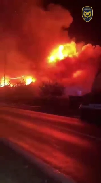 Mohutné plameny zachvátily řadové rodinné domy v Bezvěrově na severním Plzeňsku