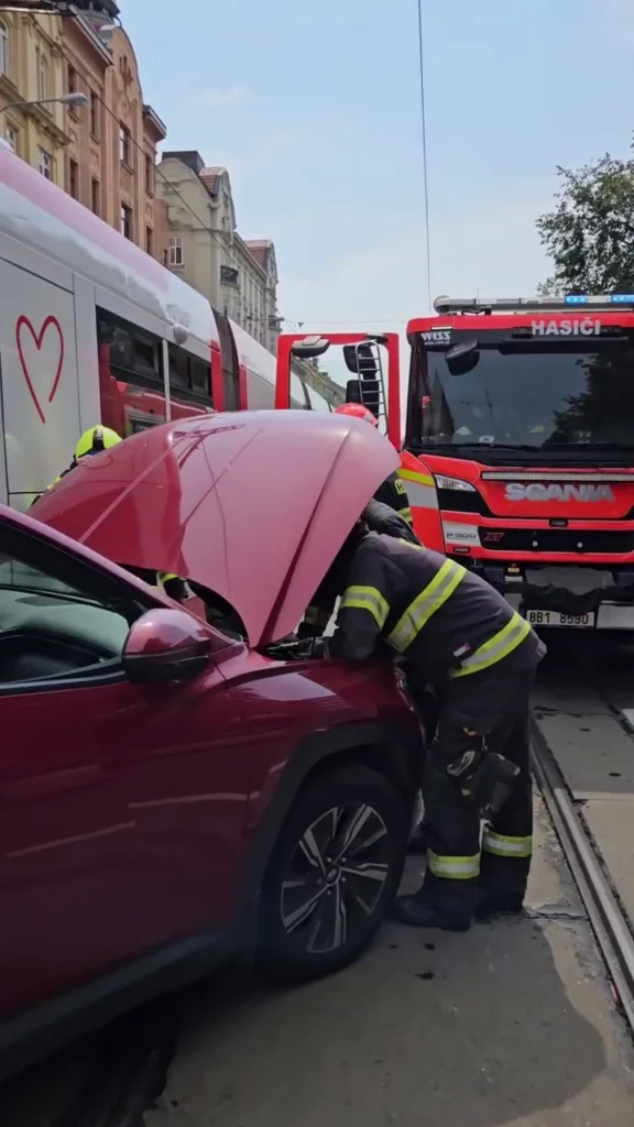 Střet osobního auta s tramvají ve Štefánikově ulici v Brně: na místě zasahovali hasiči z Lidické