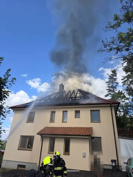 Prohorela strecha rodinneho domu a zasahujici hasici v dychaci technice v Nouzove u Semil
