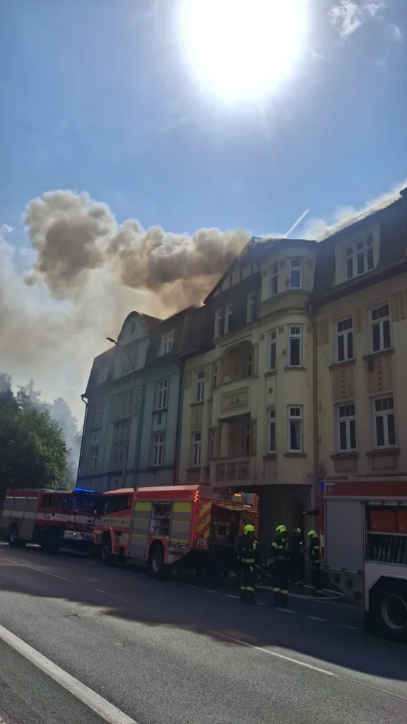 Požár výškové budovy v Děčíně: evakuováno 13 osob, zasahuje sedm jednotek hasičů