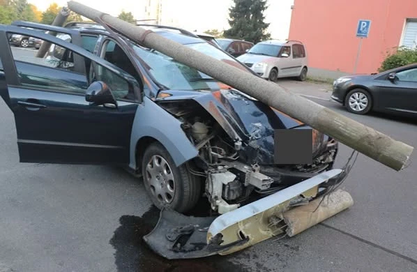 Extrémní nezodpovědnost v Plzeňském kraji: opilý řidič bez řidičáku zlomil sloup, cyklista nadýchal 2,4 promile