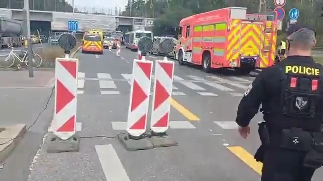 Hasičská cisterna HZS Praha a sanitka u linkového autobusu ve Vídeňské ulici
