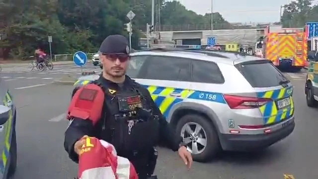 Policista koordinující provoz a odklon dopravy na Vídeňské ulici