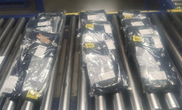 Kurýr na Zlínsku vykrádal balíky s luxusní módou: poloprázdné krabice vracel e-shopu, prozradila ho váha